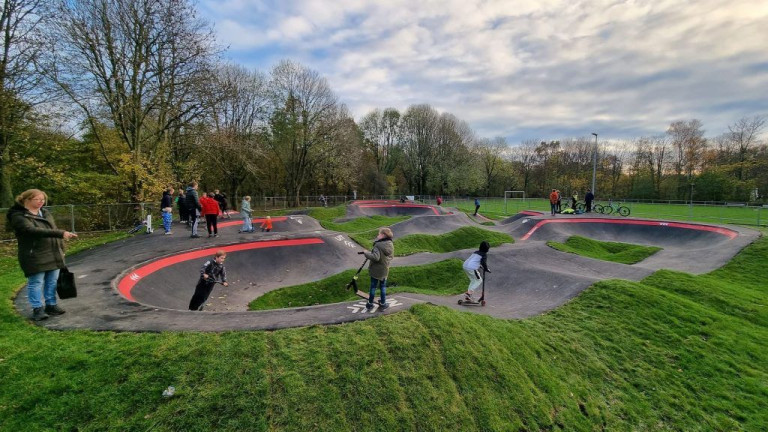 Pumptrackbaan feestelijk geopend