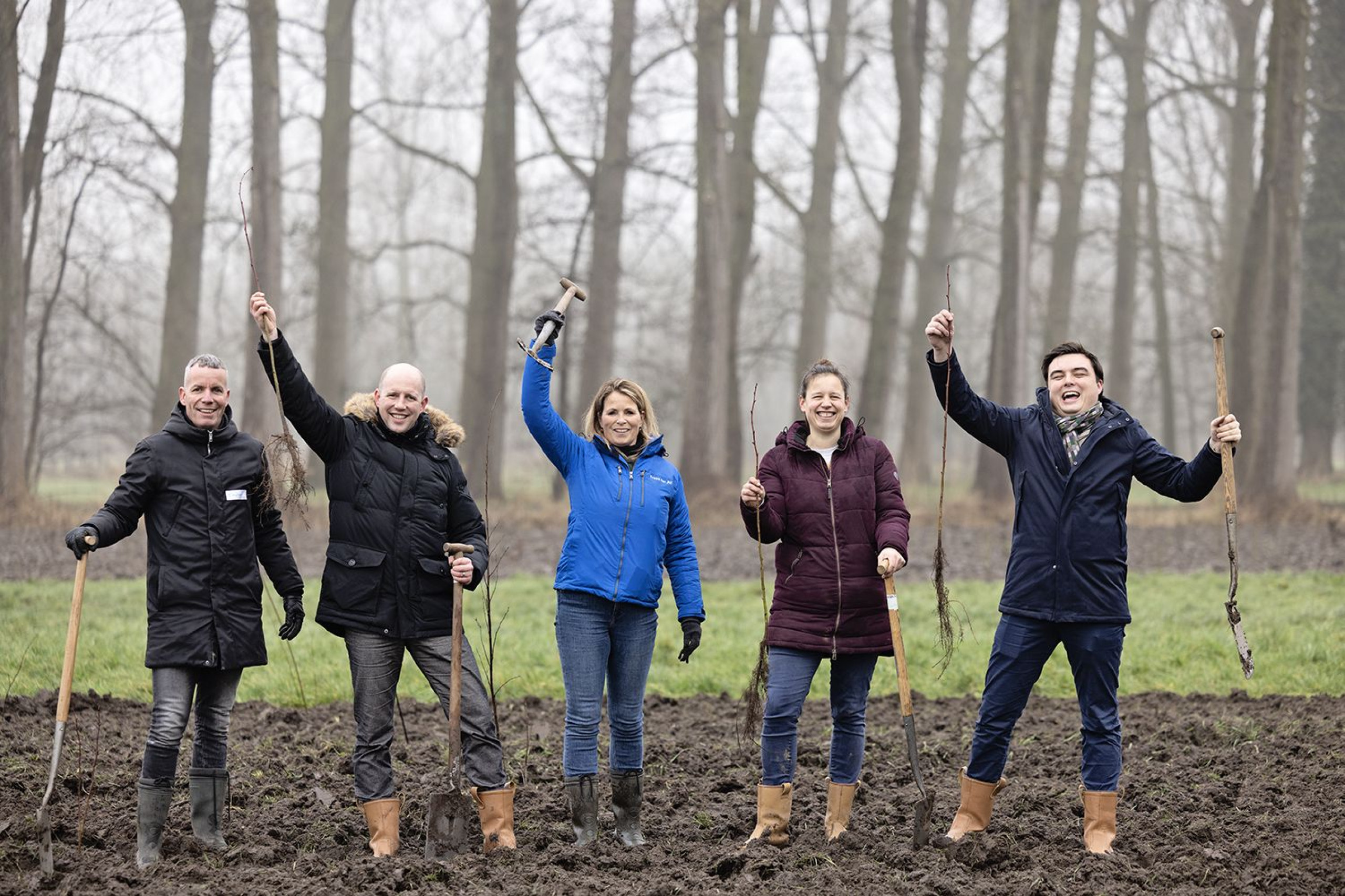 Timpaan plant met Trees For All 2.500 bomen in Groene Woud en mangrove ...