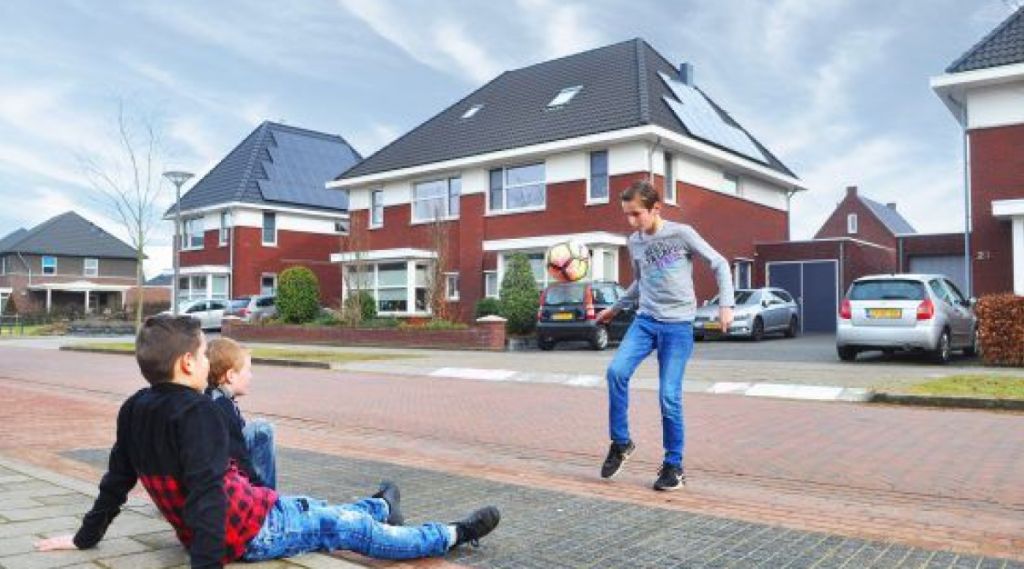 Kinderen op straat in Zuidbroek